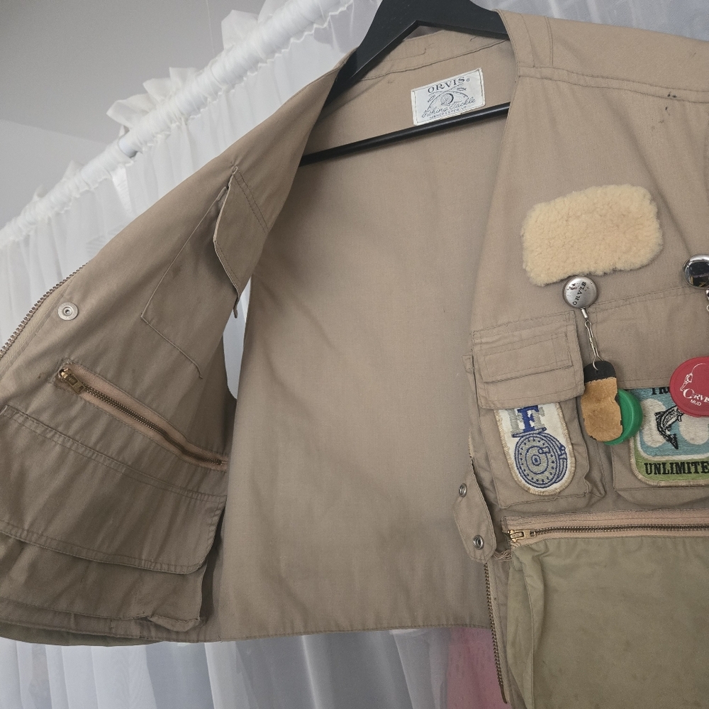 Orvis Tan Fishing Vest with Unique Patches - Picture 2 of 4